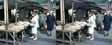 807127 Afbeelding van een viskraam op de markt op het Oppenheimplein te Utrecht.